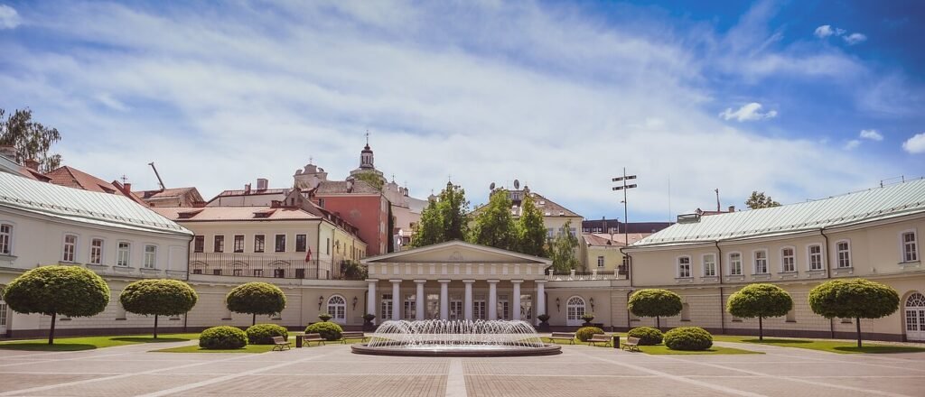 prezidentūros kiemelis vestuvių fotosesijai