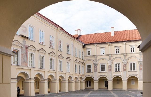 Vilniaus Universiteto kiemelis vestuvių fotosesijai