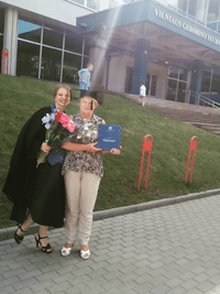 Įkūrėja pozuoja su savo mama po universiteto baigimo